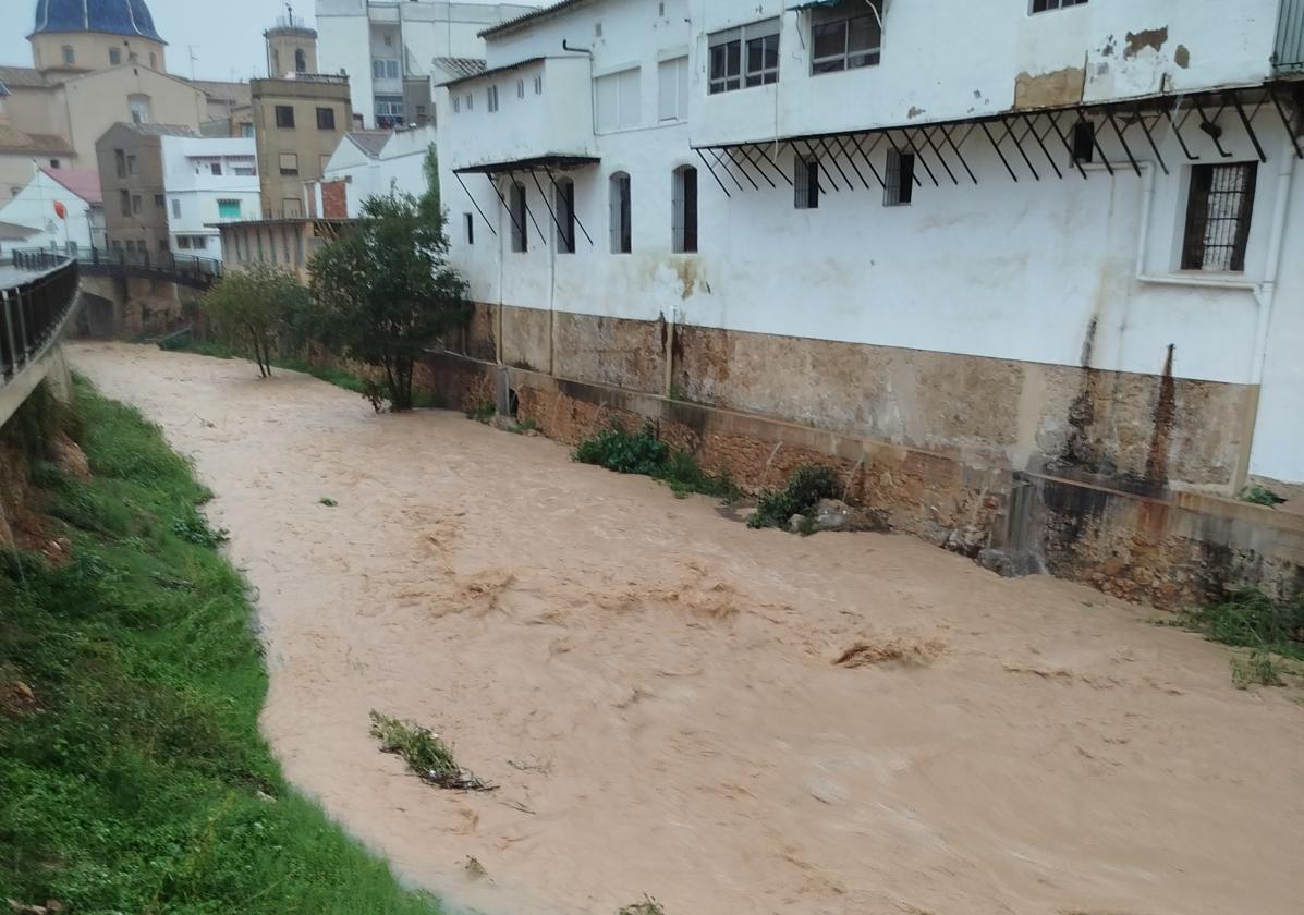 El barranco de Chiva se desborda y anega campos y viviendas