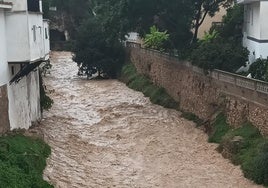 El barranco de Chiva a su paso por el centro del pueblo.