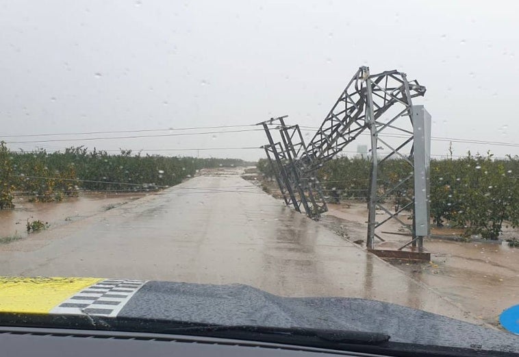 Torre de alta tensión afectada por el tornado.