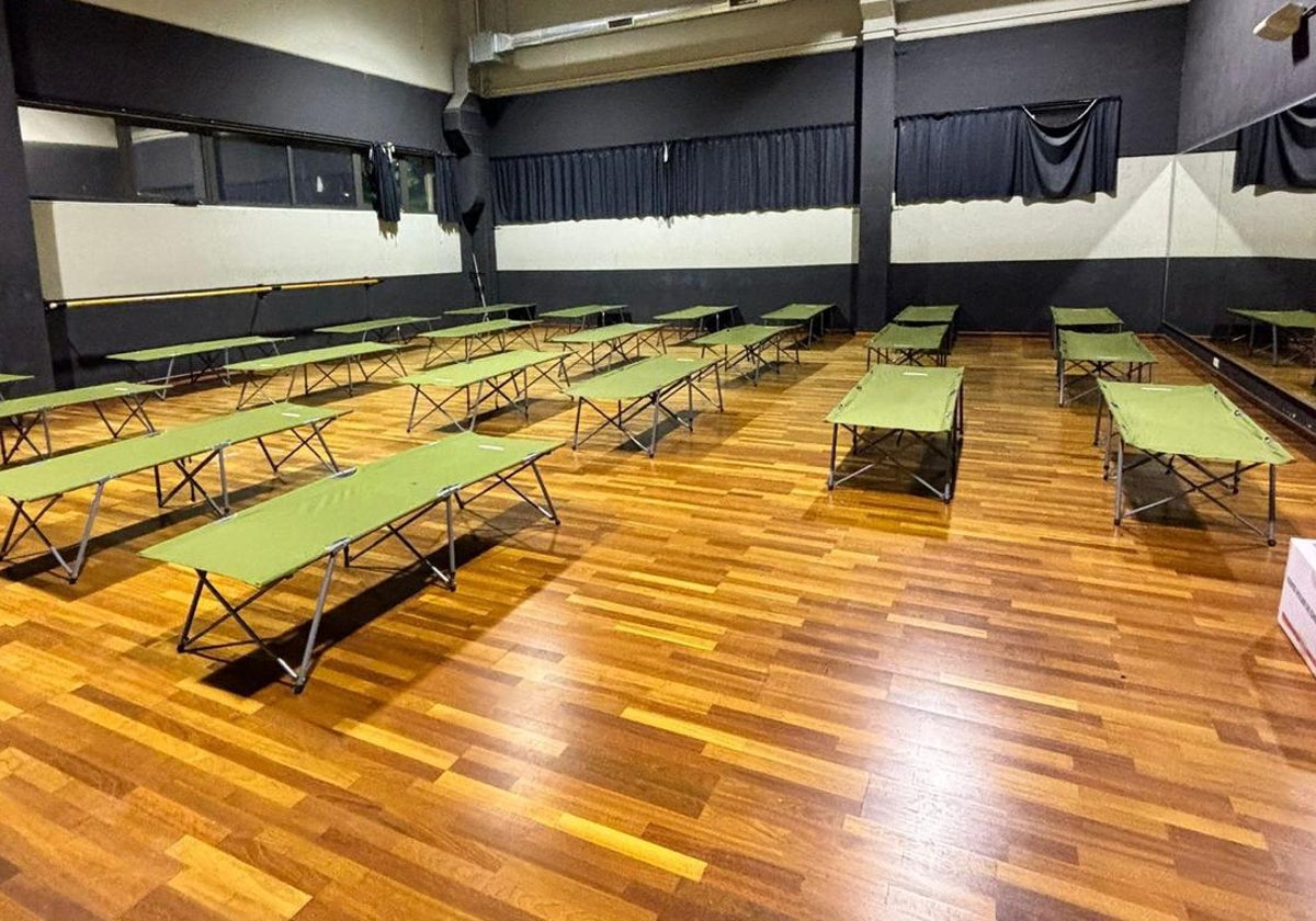 Camas habilitadas en el polideportivo de Benimaclet, este martes.