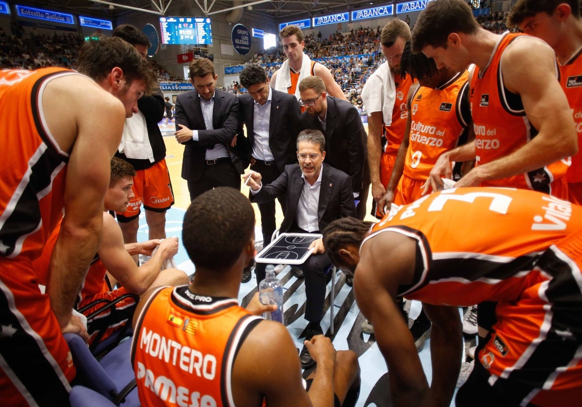 Pedro Martínez da instrucciones durante un tiempo muerto.