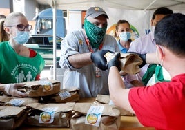 El chef José Andrés, repartiendo comida en Valencia durante la pandemia.