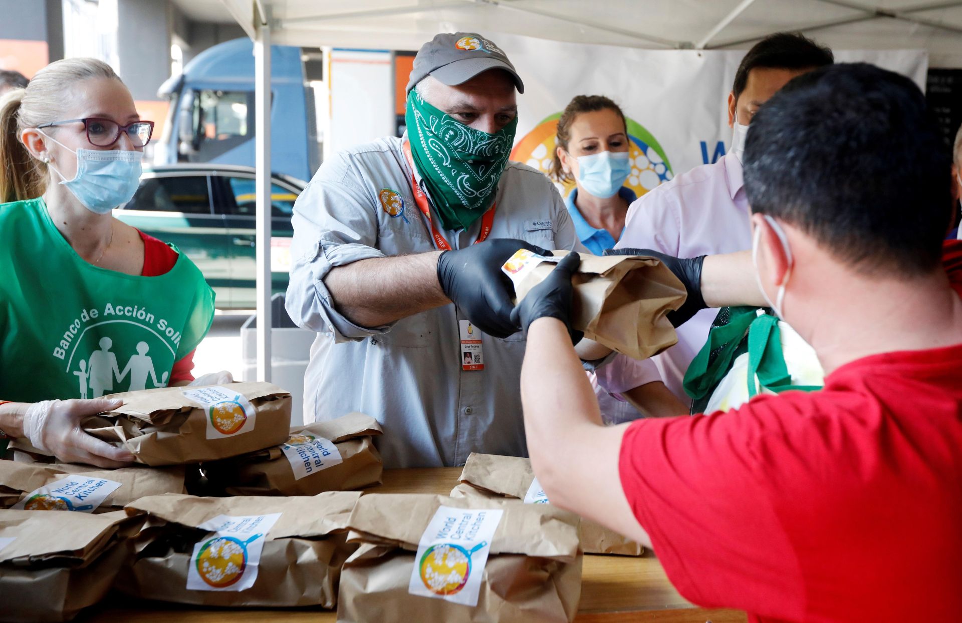 El chef José Andrés, repartiendo comida en Valencia durante la pandemia.