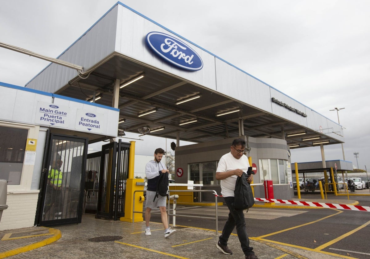 Dos empleados salen de la fábrica de Ford Almussafes.