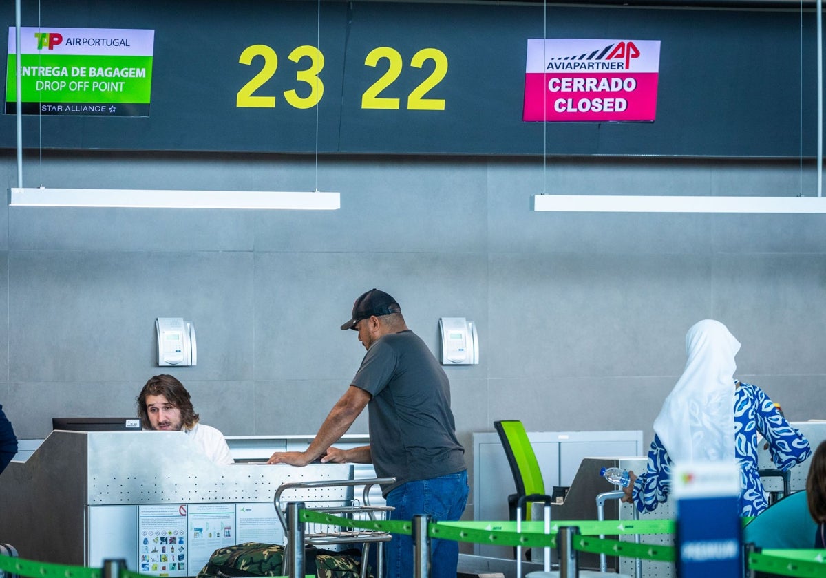 Un pasajero en un mostrador del aeropuerto de Valencia.