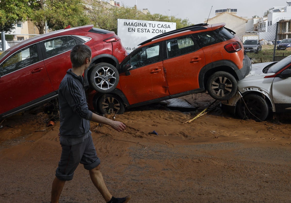 Un hombre observa el destrozo causado por el temporal en Picanya.