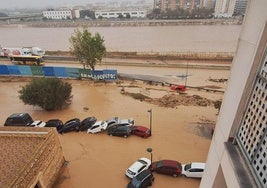 Vista del cauce del Turia y de La Torre desde un edificio de la pedanía.