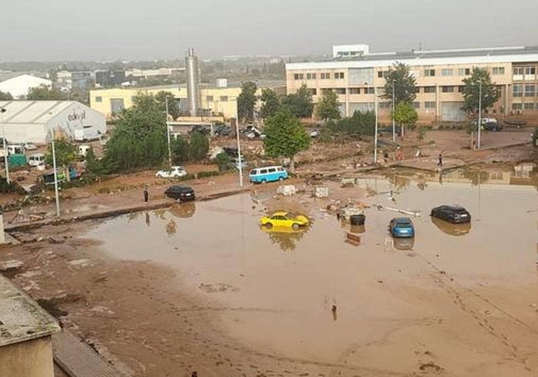 Coches siniestrados en un descampado de Paiporta.