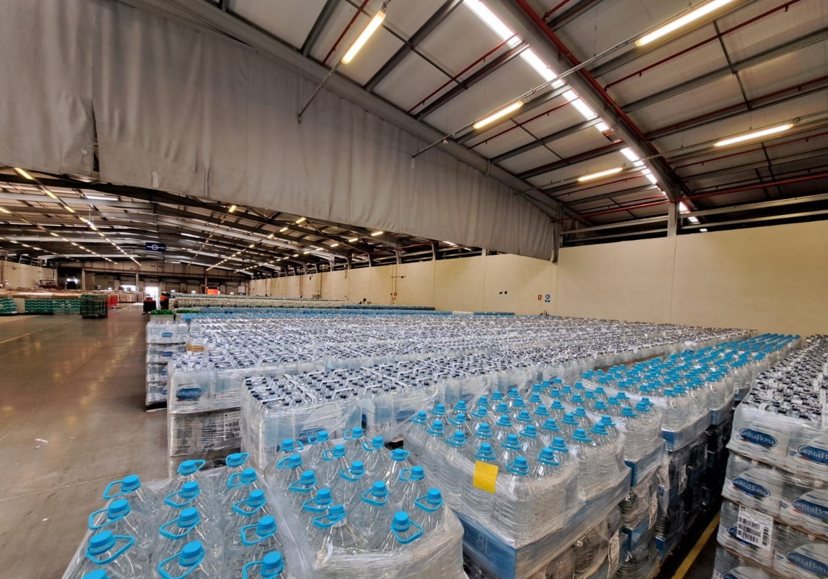 Reservas de agua en un almacén.