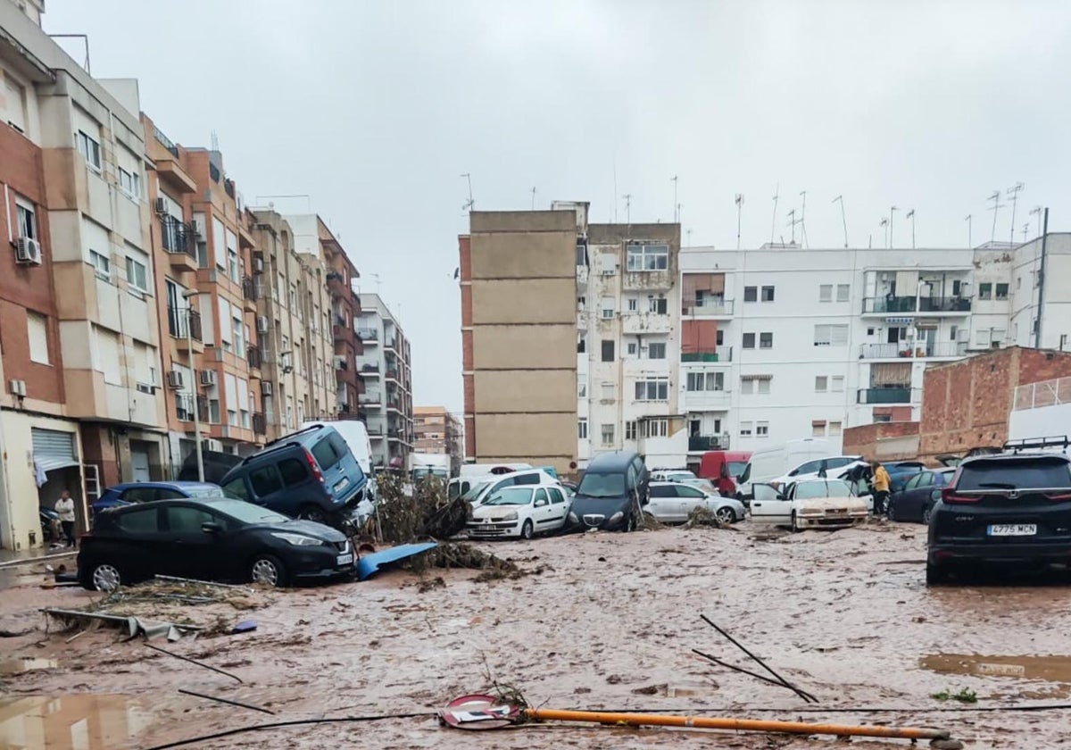 Una calle inundada en la localidad de Paiporta.