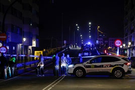 Policías cortan el acceso a la pedanía de La Torre por las lluvias.