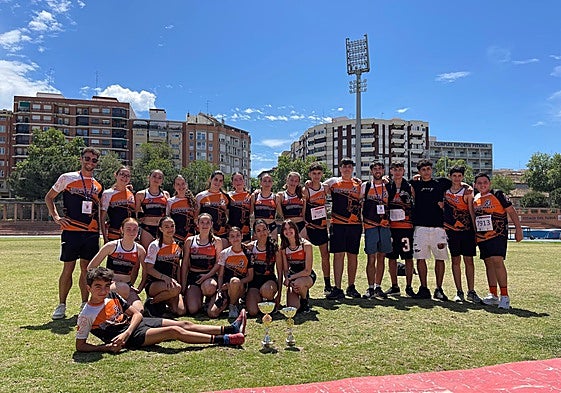 Miembros del Club Atletisme Quart de Poblet posando con los trofeos conseguidos en una competición