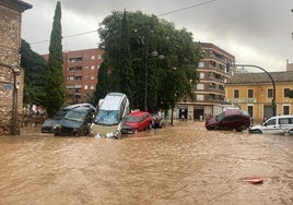 Una de las calles de La Torre, con coches amontonados en zonas inundadas, este miércoles.