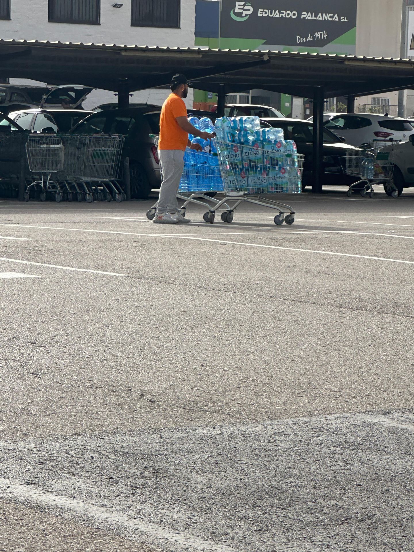 El miedo a cortes de agua en Valencia provoca colas los supermercados