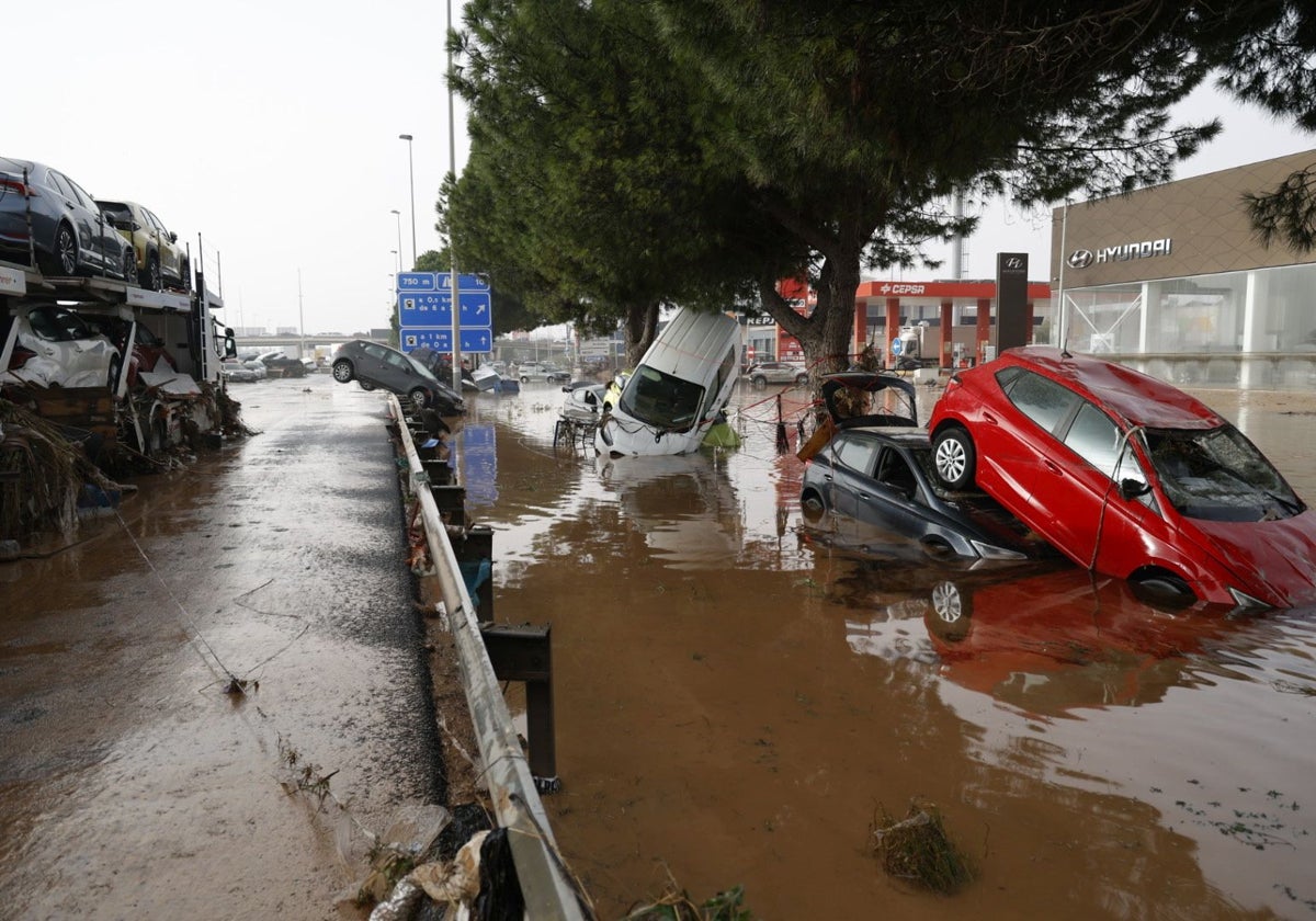 Varios vehículos, destrozados tras el temporal.