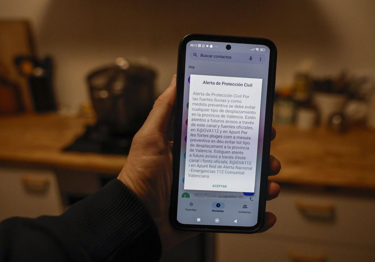 El mensaje recibido en los móviles de los valencianos este martes.