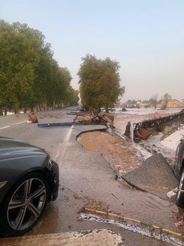 Una carretera destrozada por las lluvias en Utiel.