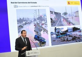 Puente, durante su comparecencia, con una proyección de imágenes de los efectos de la DANA en las carreteras.