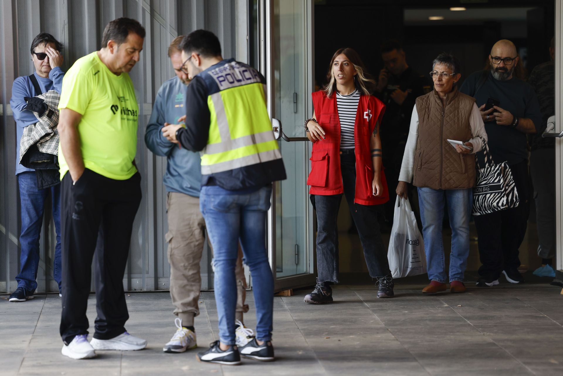 La odisea de encontrar comida y agua en los municipios arrasados por la DANA