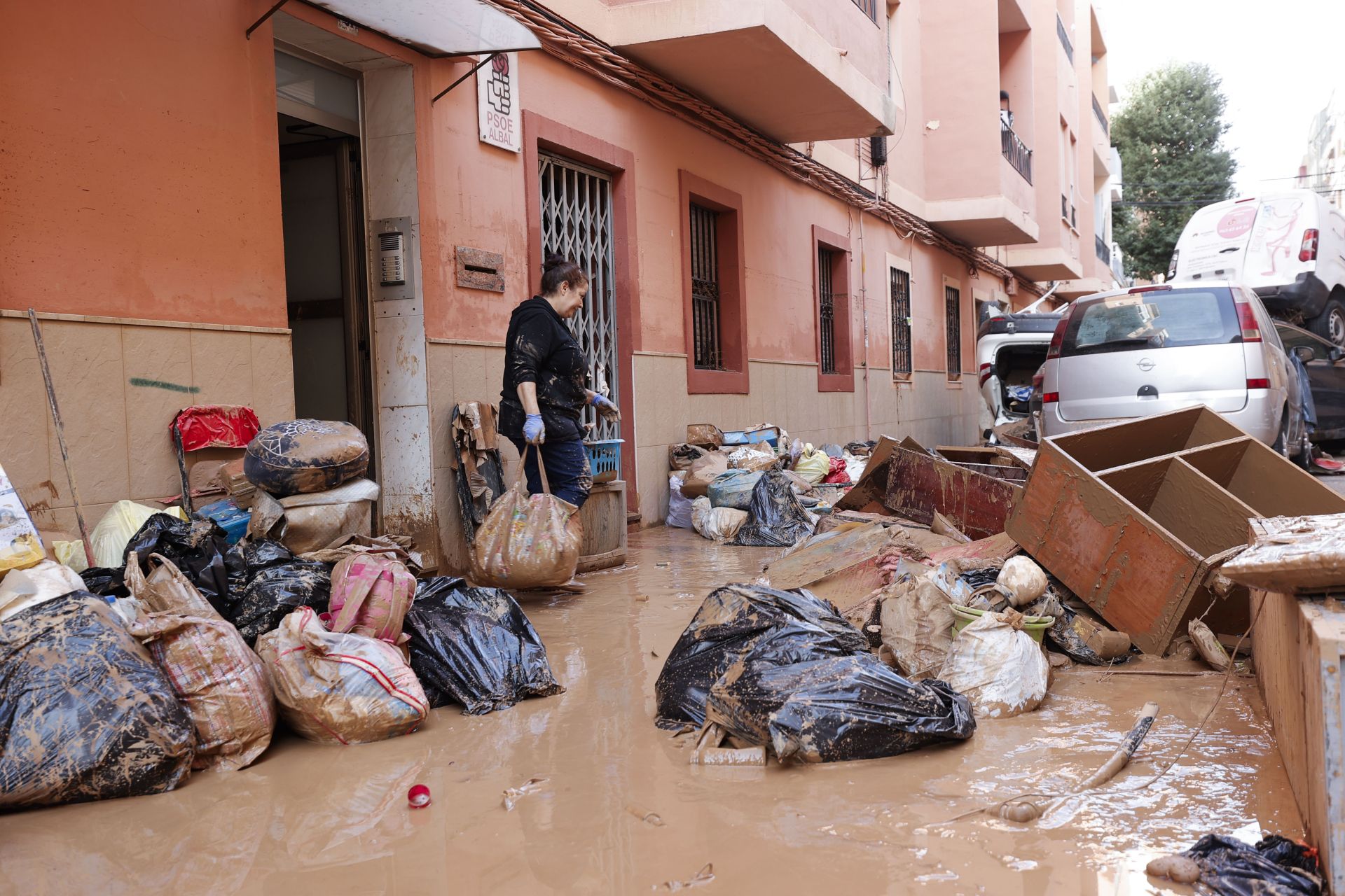 La odisea de encontrar comida y agua en los municipios arrasados por la DANA