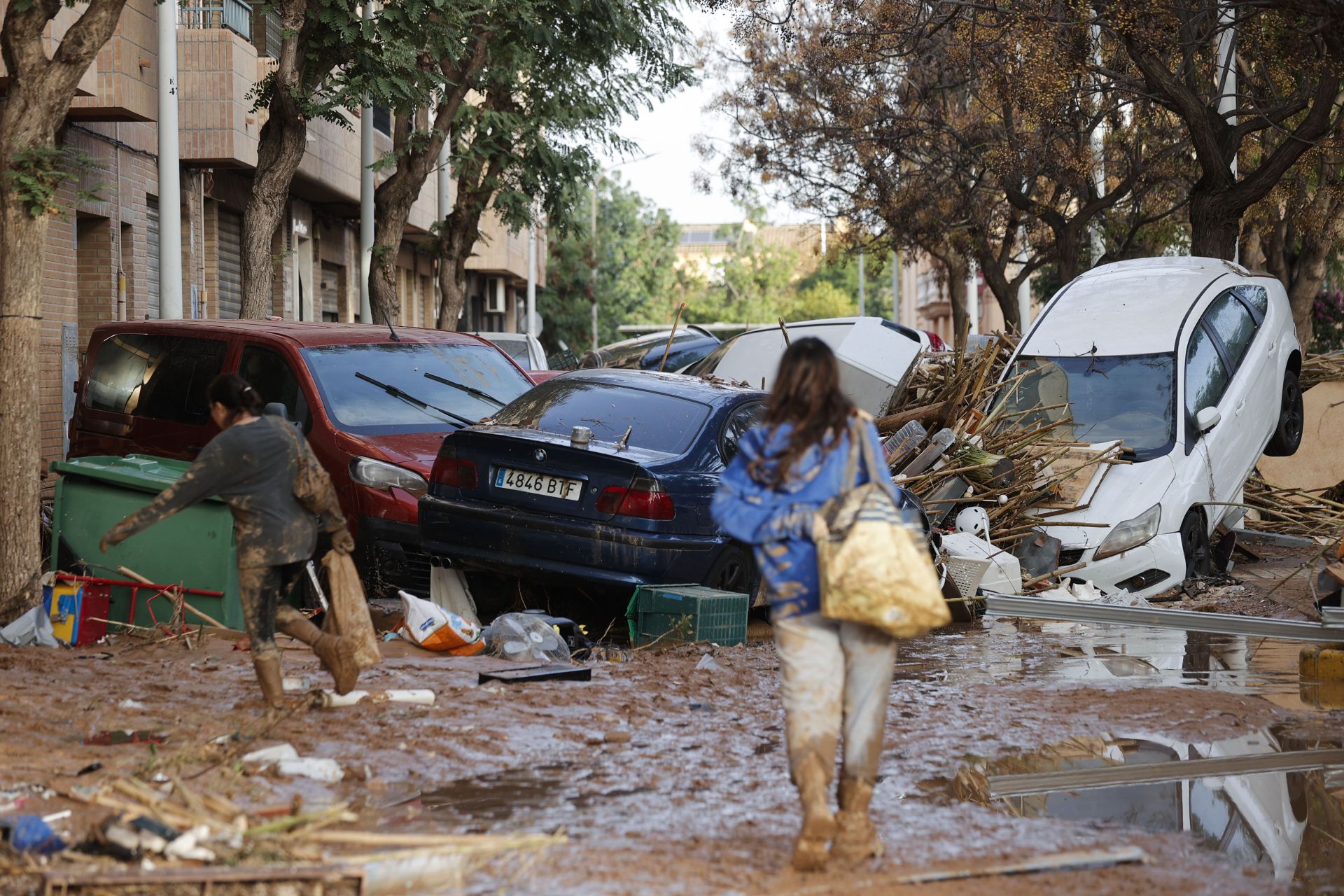 La odisea de encontrar comida y agua en los municipios arrasados por la DANA