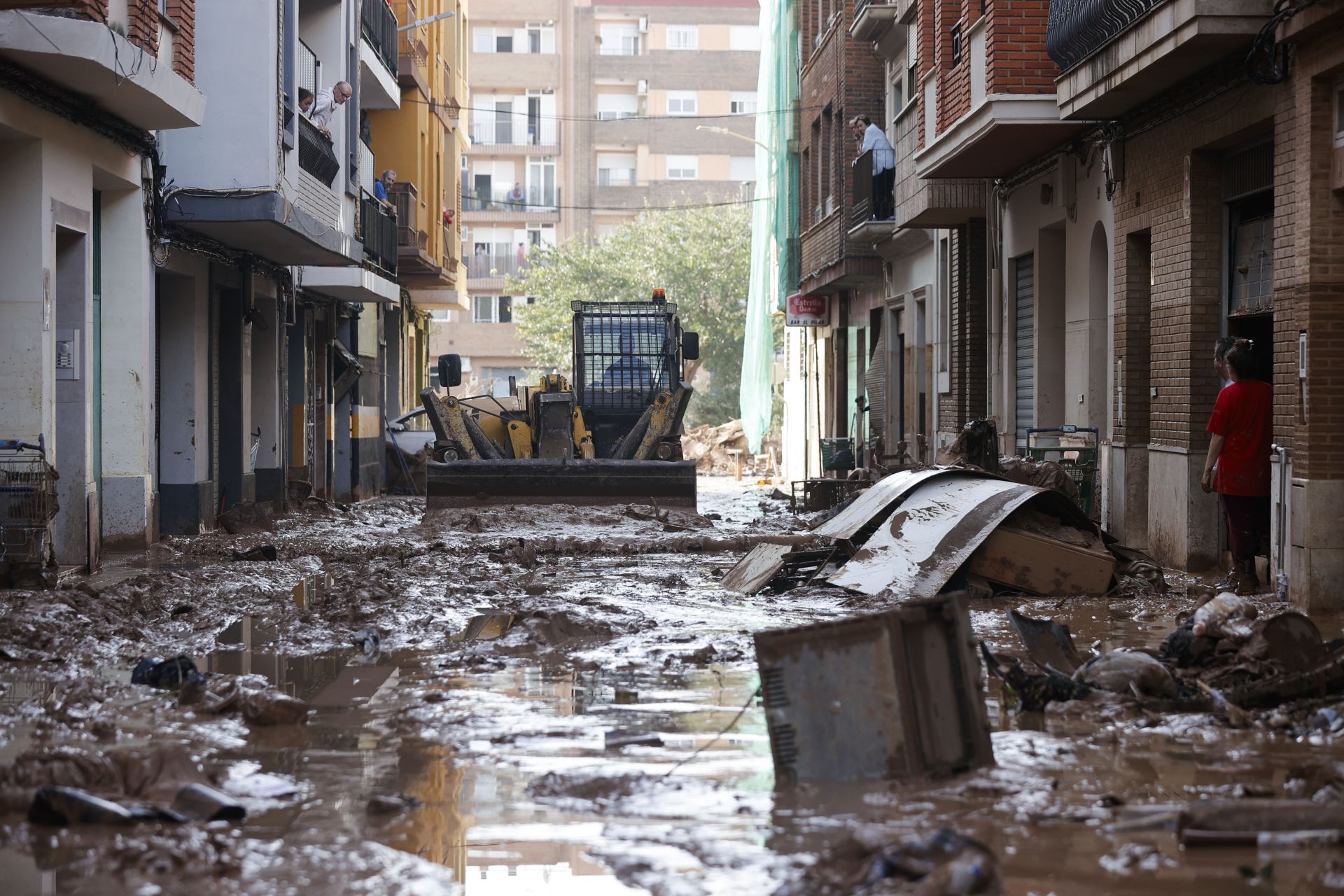 La odisea de encontrar comida y agua en los municipios arrasados por la DANA