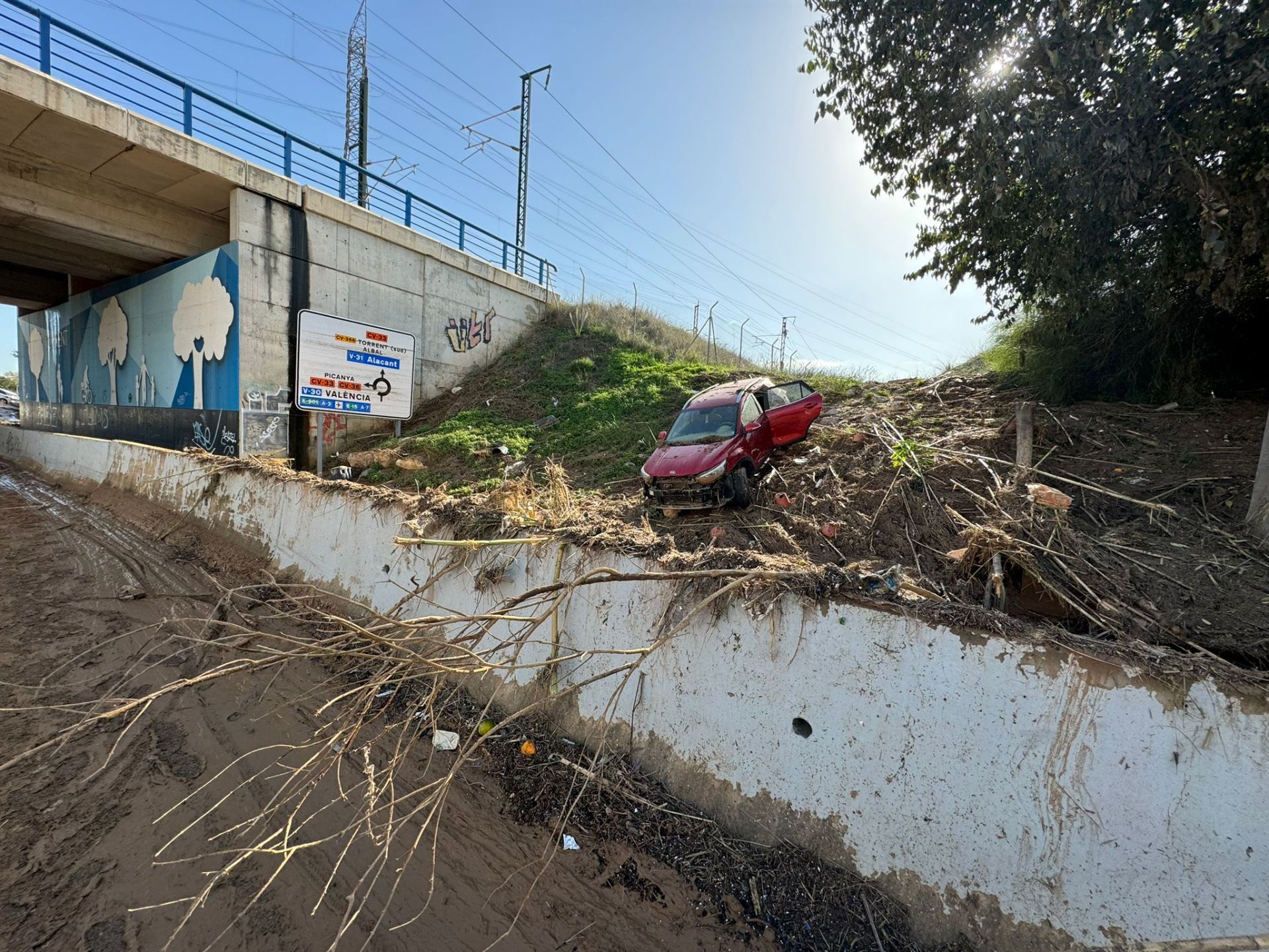 La odisea de encontrar comida y agua en los municipios arrasados por la DANA