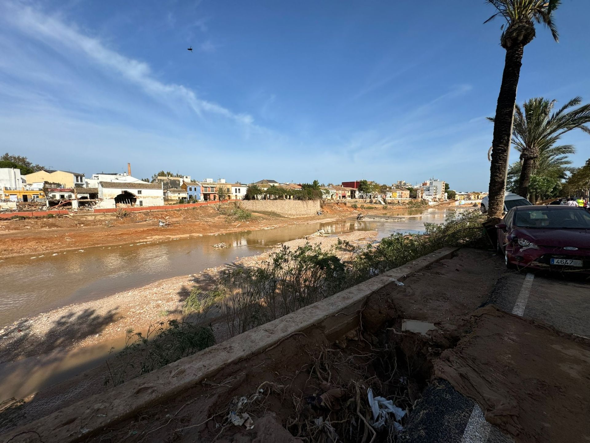 La odisea de encontrar comida y agua en los municipios arrasados por la DANA