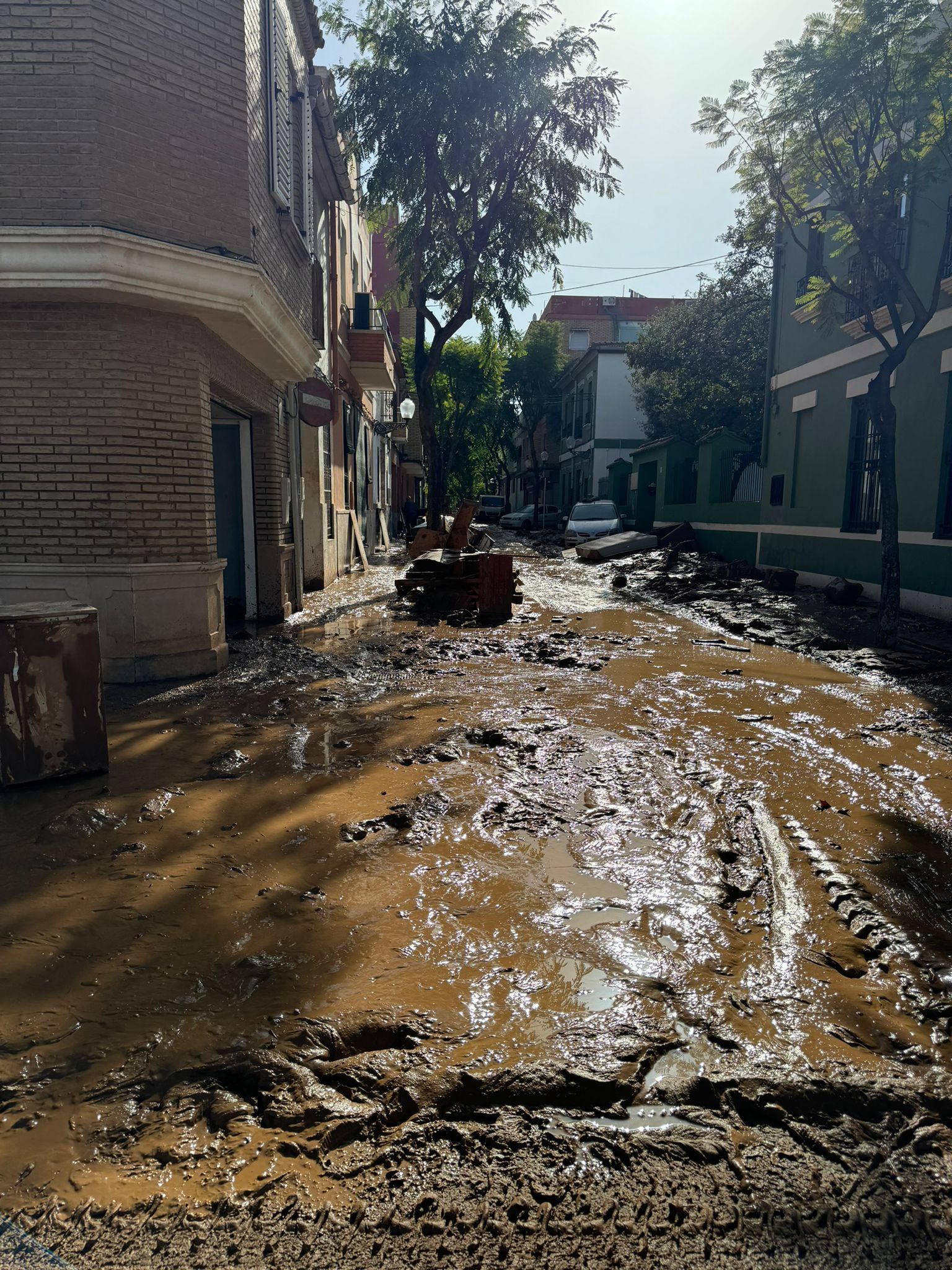 La odisea de encontrar comida y agua en los municipios arrasados por la DANA