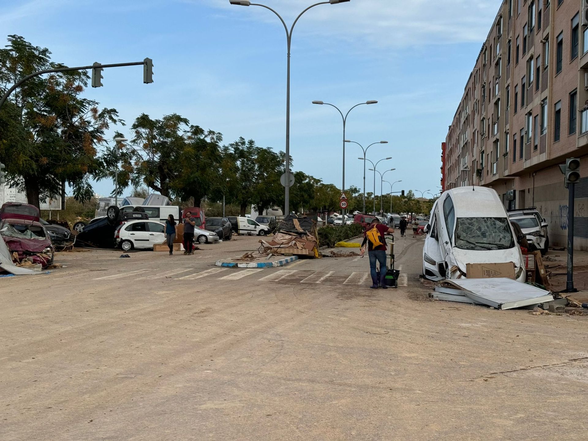 La odisea de encontrar comida y agua en los municipios arrasados por la DANA