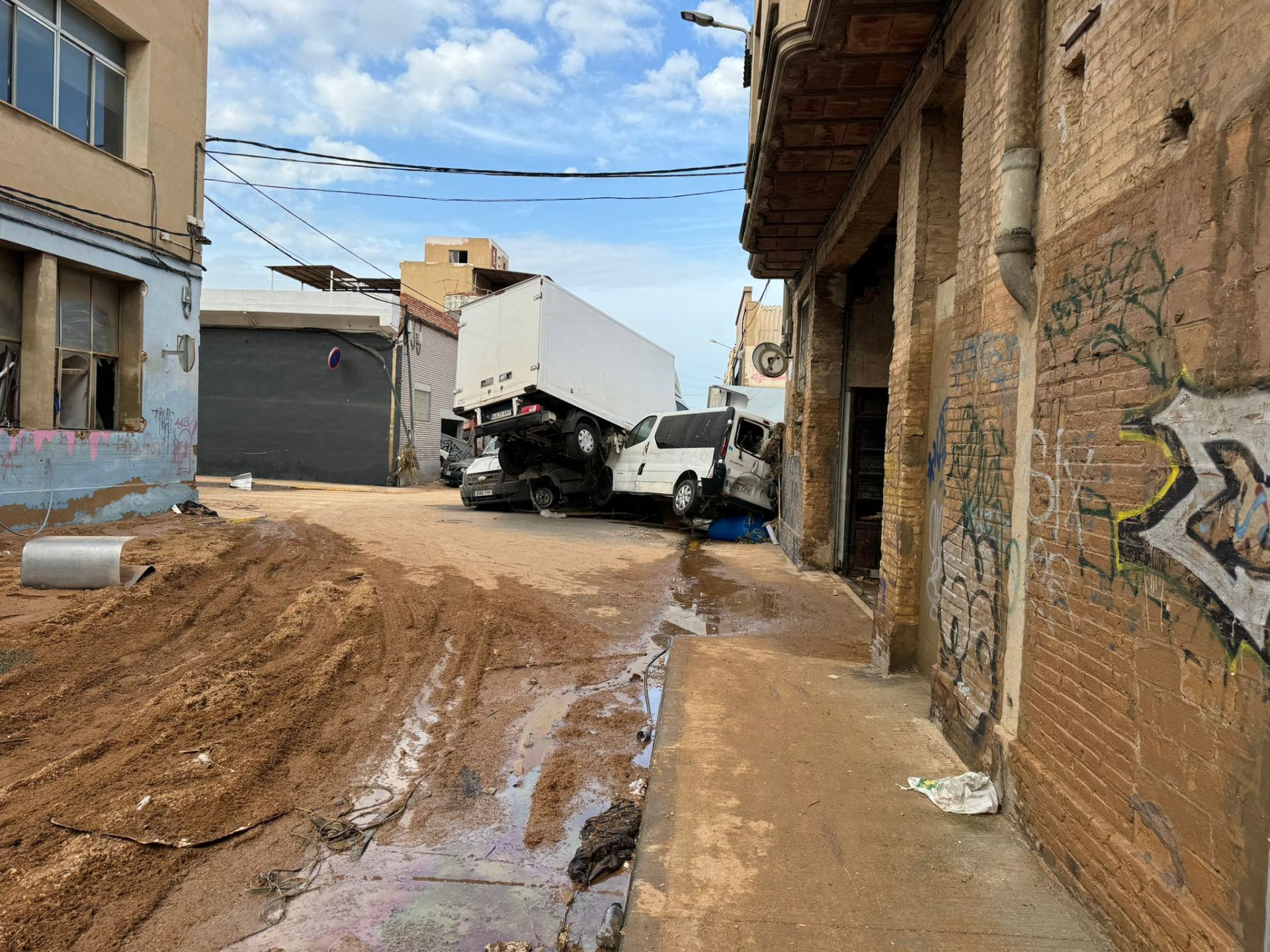 La odisea de encontrar comida y agua en los municipios arrasados por la DANA