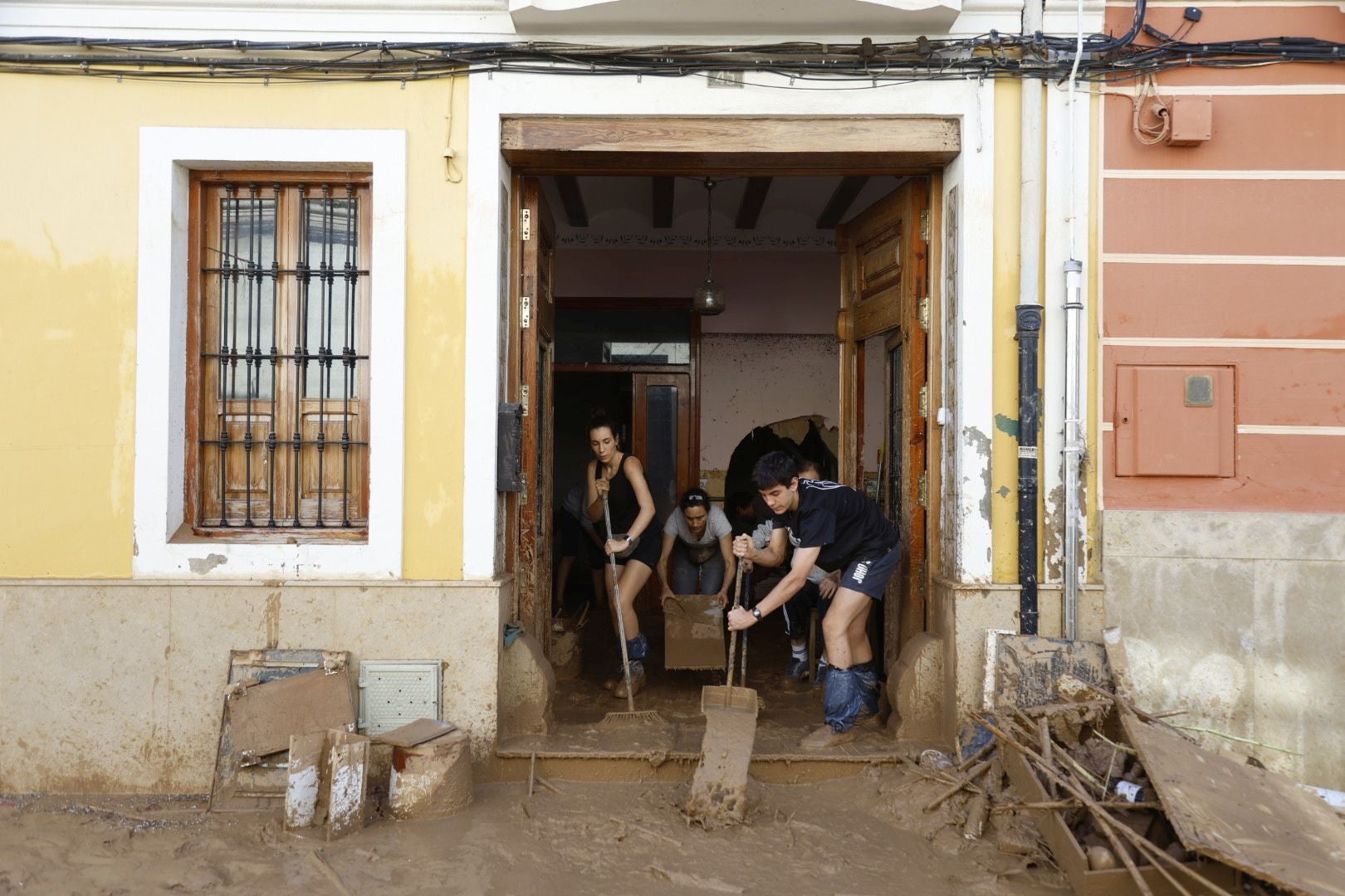 La odisea de encontrar comida y agua en los municipios arrasados por la DANA