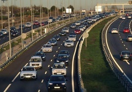 Varios coches desplazándose en sentido hacia Madrid, imagen de archivo.