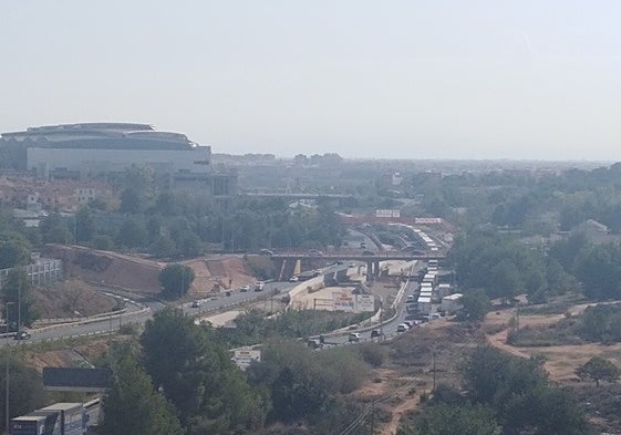 Imagen de la carretera que conecta Paterna y la CV-35 con la V-30, repleta de camiones atrapados.