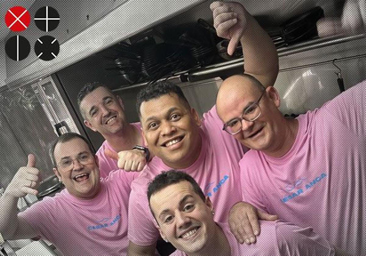 Trabajadores del restaurante César Anca, de Alicante, celebran el galardón.