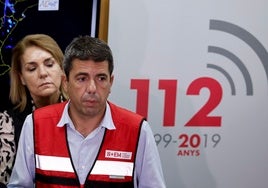 El president Carlos Mazón, con la vicepresidenta Camarero detrás, en el centro de coordinación de emergencias de L'Eliana.