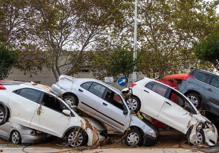 Coches apilados.