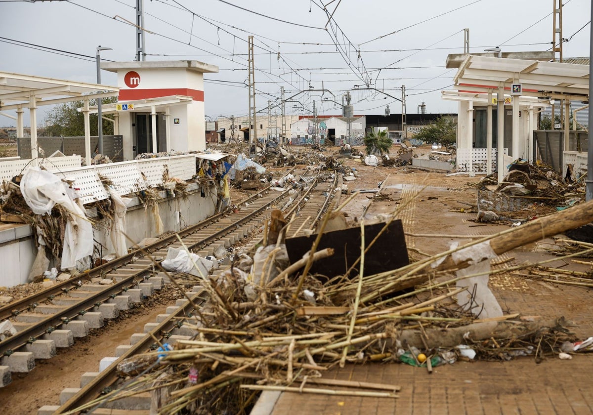 Vista de la destrozada estación de metro en Paiporta, este viernes.