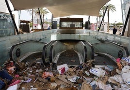 Las escaleras mecánicas que bajan al parking subterráneo de Bonaire, completamente anegado este viernes.