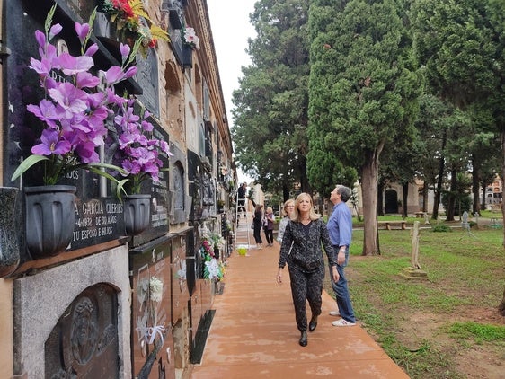 Vecinos de Guadassuar en el cementerio.