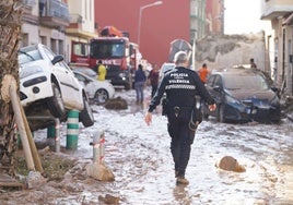 Un policía local, este viernes en Paiporta.