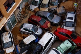 Coches apilados en Sedaví.