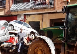 Miguel Asins, junto a su tractor este jueves, con el que ya ha retirado un centenar de vehículos.