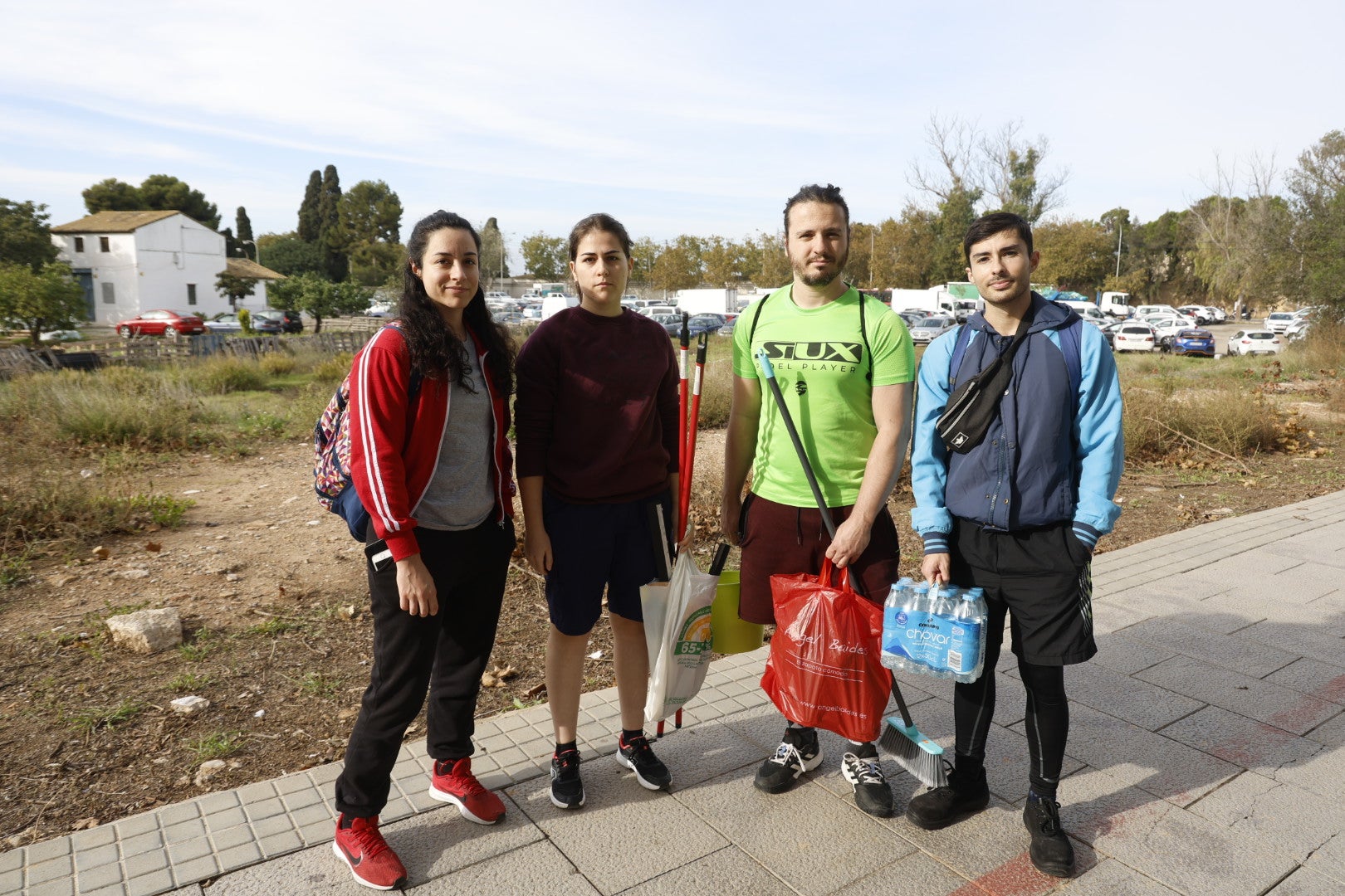 Fotos de la oleada de solidaridad: los valencianos acuden en masa a ayudar a los afectados por la DANA