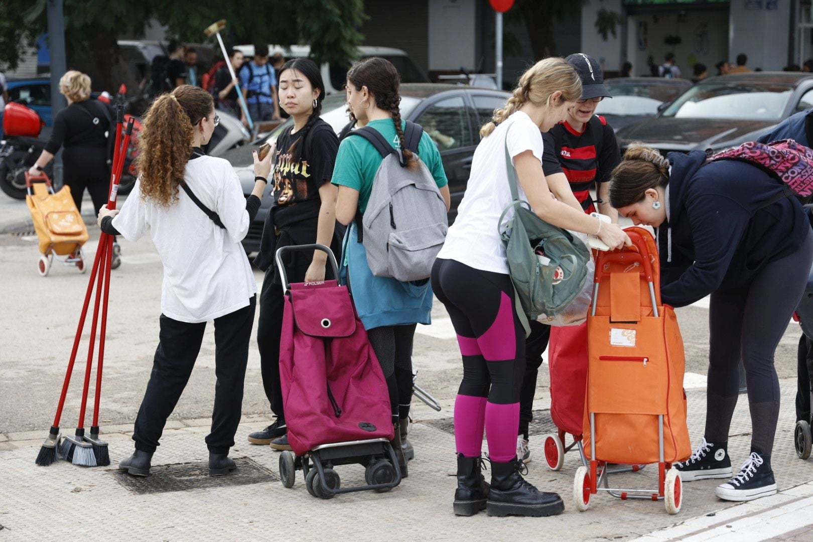 Fotos de la oleada de solidaridad: los valencianos acuden en masa a ayudar a los afectados por la DANA