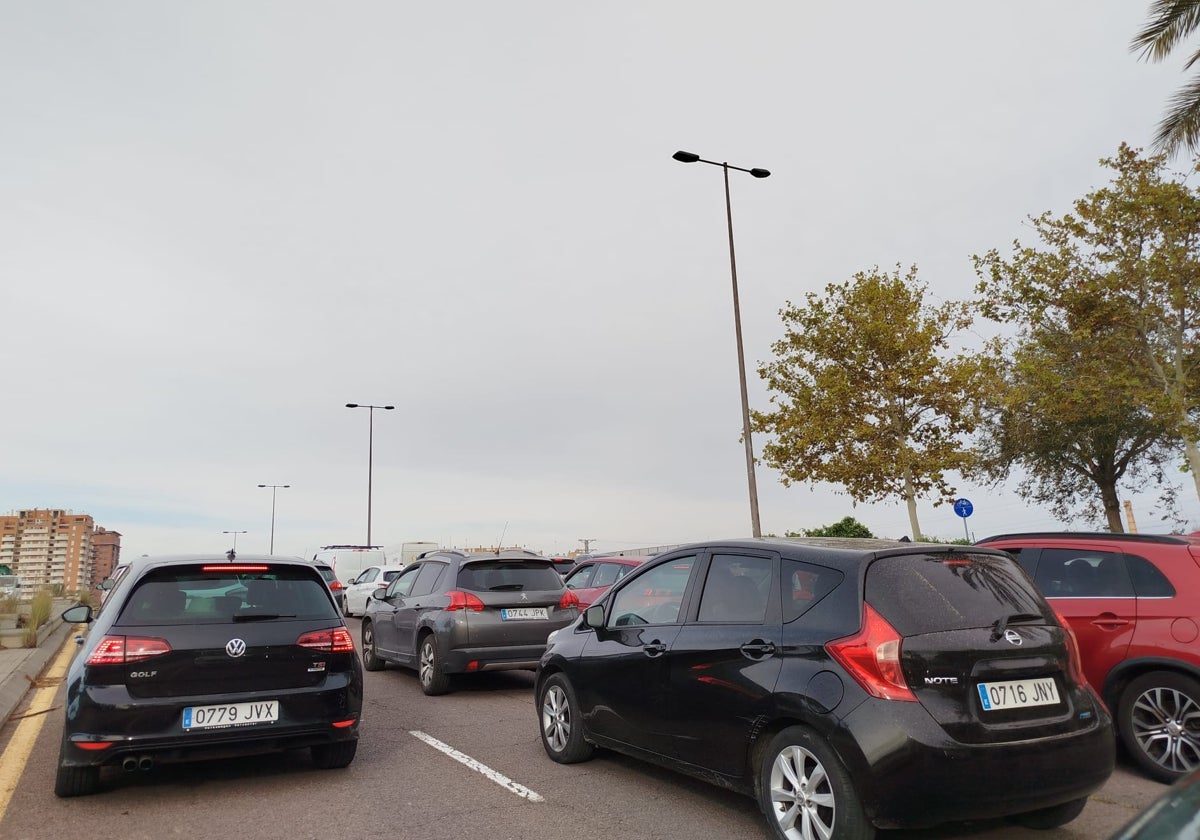 Atasco de coches en el Bulevar Sur, esta mañana.