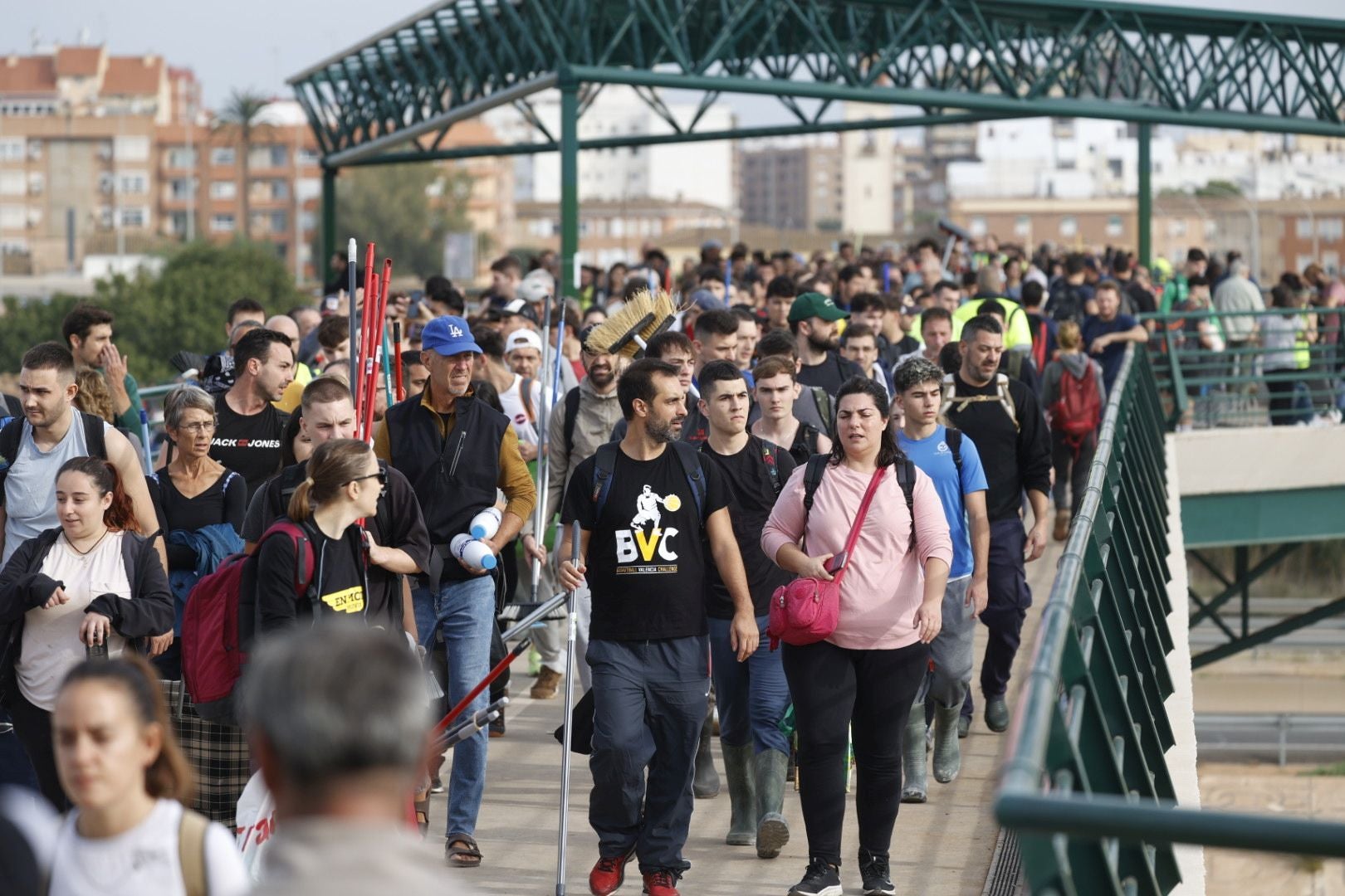 Fotos de la oleada de solidaridad: los valencianos acuden en masa a ayudar a los afectados por la DANA