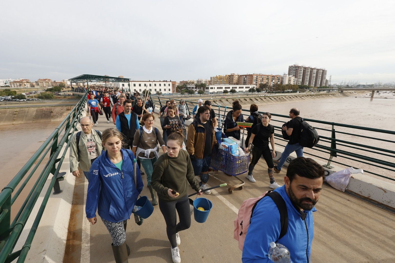 Fotos de la oleada de solidaridad: los valencianos acuden en masa a ayudar a los afectados por la DANA