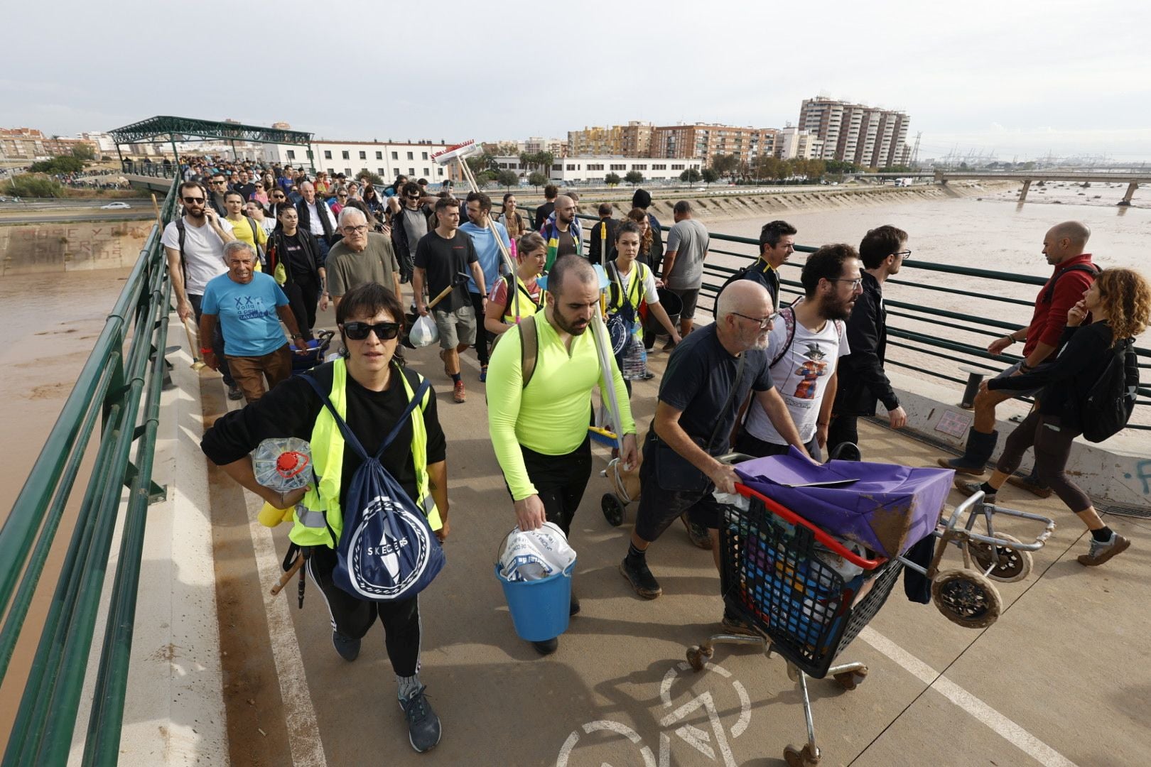 Fotos de la oleada de solidaridad: los valencianos acuden en masa a ayudar a los afectados por la DANA