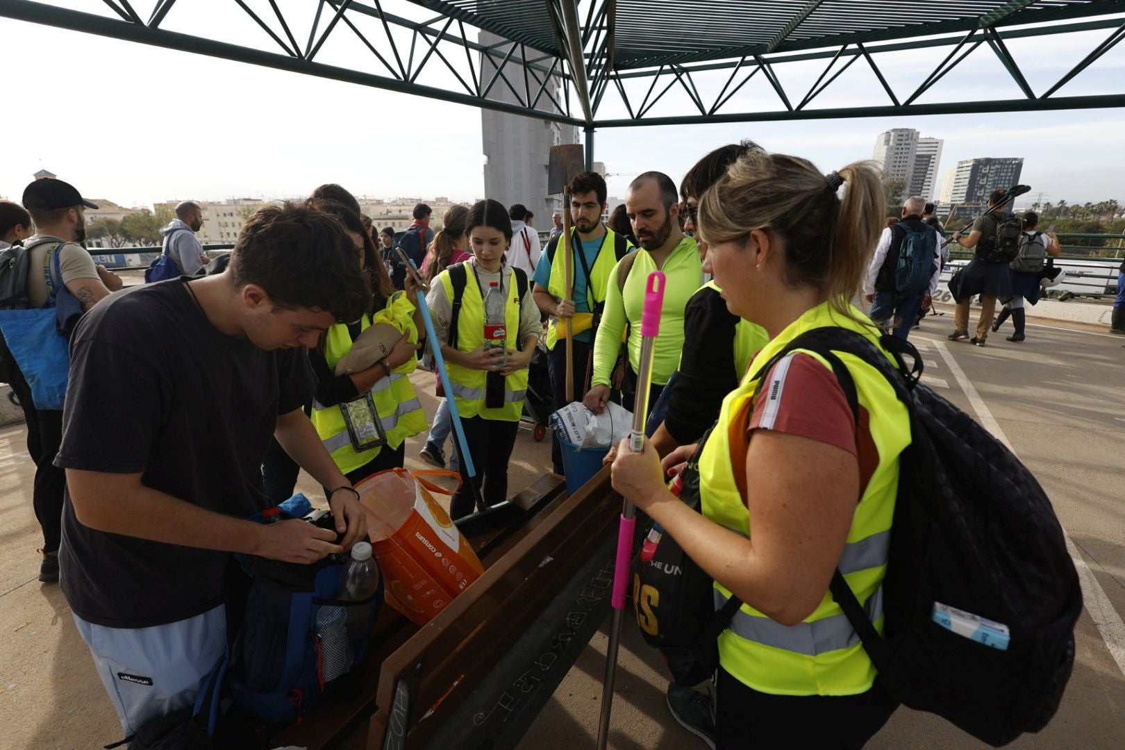 Fotos de la oleada de solidaridad: los valencianos acuden en masa a ayudar a los afectados por la DANA